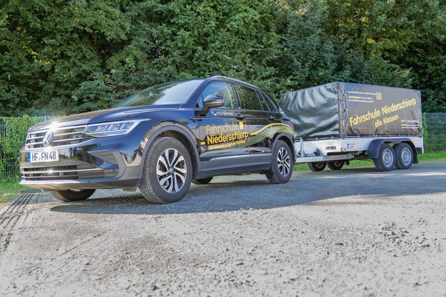 B96, BE: Volkswagen Tiguan mit Anhänger